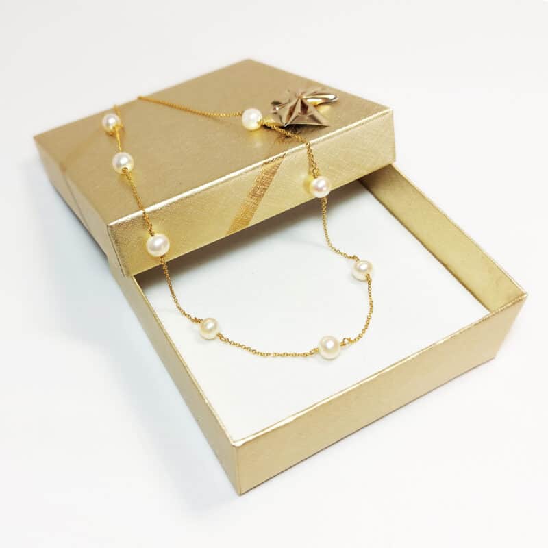jewellery giveaway giftbox with gold necklace pearl