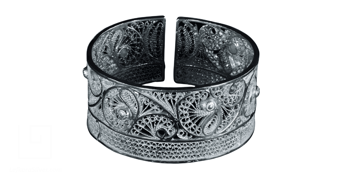 A silver filigree bangle. 
