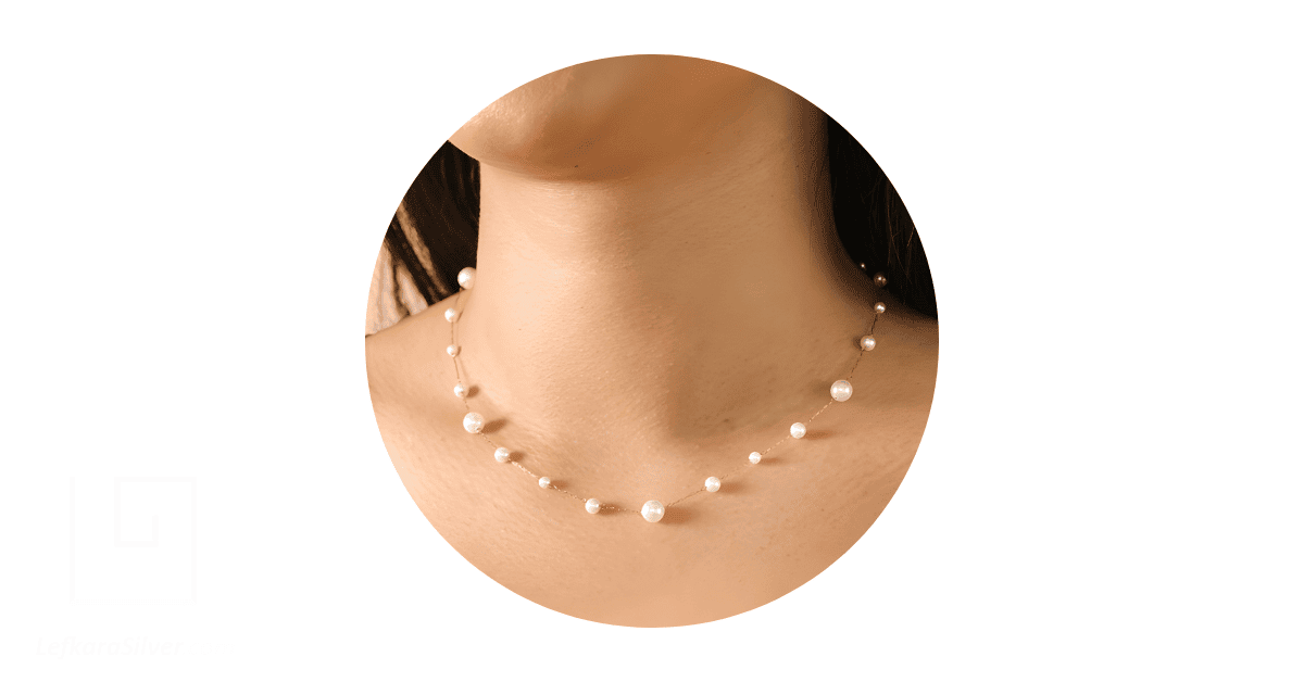 A modern style of a pearl necklace on a woman's neck. 