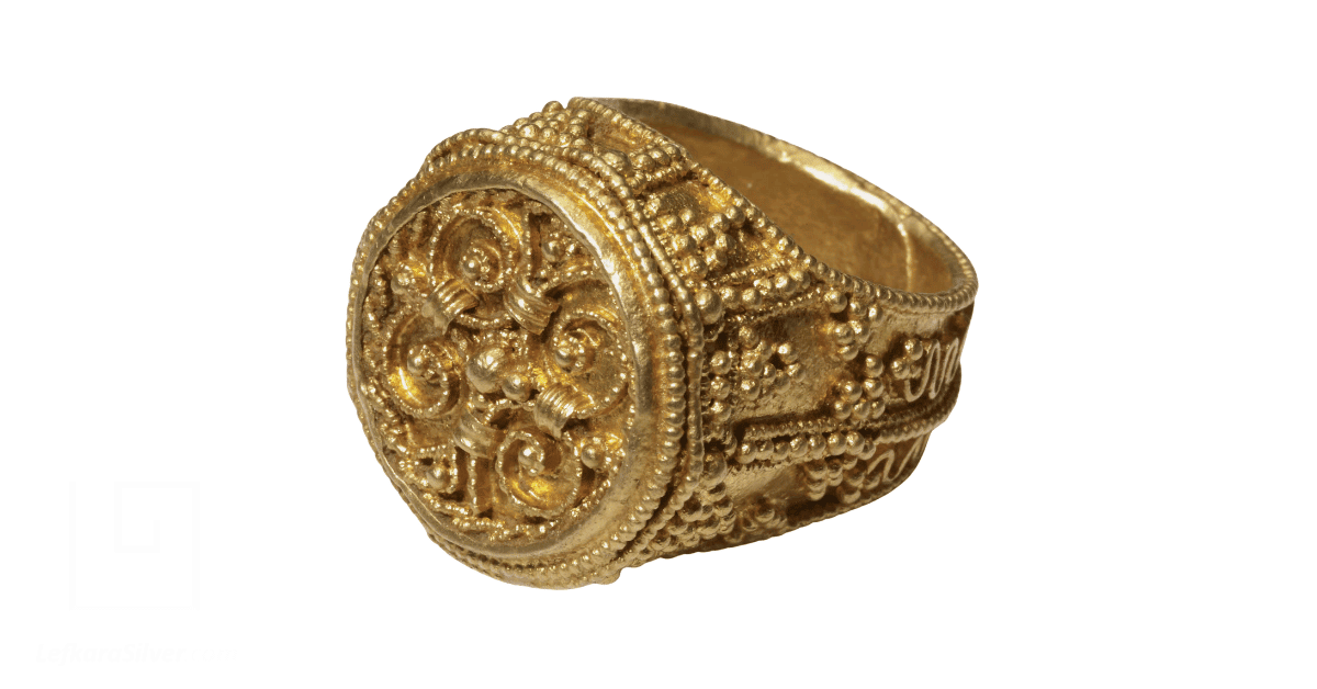 An antique filigree ring. 